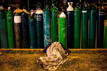 மருத்துவமனை படுக்கைக்காக சிறுநீரகம்... மயானங்களில் இடம் இல்லை: வீட்டுத் தோட்டங்களில் புதைக்கும் மக்கள்