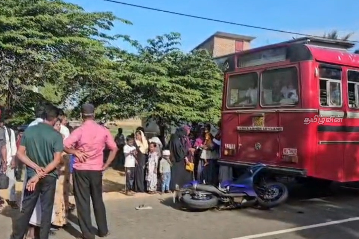 திருகோணமலையில் அரச பேருந்துடன் மோதி விபத்து - சாரதி படுகாயம் | Accident Involving A Government Bus In Trincomalee திருகோணமலையில் அரச பேருந்துடன் மோதி விபத்து - சாரதி படுகாயம் | Accident Involving A Government Bus In Trincomalee