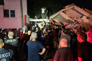 துருக்கியில் சக்திவாய்ந்த நிலநடுக்கம்; இடிந்து விழுந்த கட்டிடங்கள்