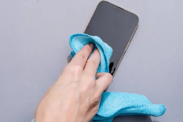 ஸ்மார்ட் போன் திரையை எளிதாக எப்படி சுத்தம் செய்யலாம்? இந்த தப்பை மட்டும் செஞ்சிடாதீங்க