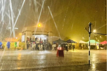 கொட்டும் மழைக்கு மத்தியில் கொழும்பு காலிமுகத்திடலில் தொடரும் போராட்டம் (PHOTOS)