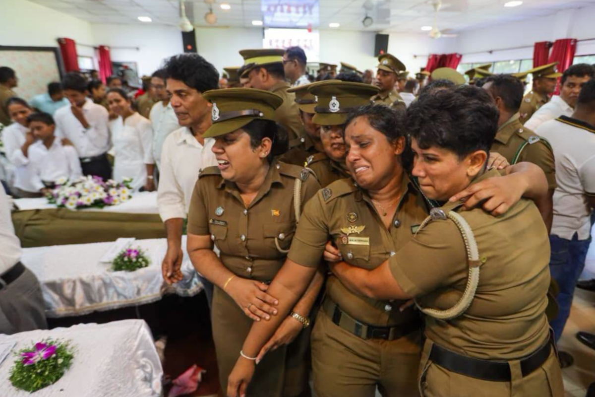 கைதிகளின் வன்முறையில் உயிரிழந்த பொலிஸ் அதிகாரிகள் - குடும்பத்தின் பரிதாப நிலை | Young Police Officer Dies In Negombo Riot கைதிகளின் வன்முறையில் உயிரிழந்த பொலிஸ் அதிகாரிகள் - குடும்பத்தின் பரிதாப நிலை | Young Police Officer Dies In Negombo Riot