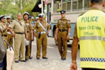 அனுராதபுரத்தில் பேருந்து மீது மோதிய உந்துருளி... தந்தை உயிரிழப்பு! மகன் படுகாயம்