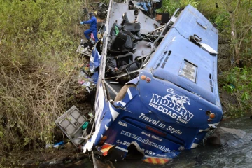 பாலத்தில் இருந்து கவிழ்ந்த பேருந்து...பலி எண்ணிக்கை உயரும் அபாயம்!