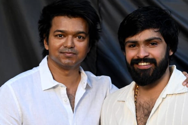 விஜய் உடன் இருக்கும் இந்த நபர் யார் தெரியுமா? ஹீரோவாகும் பிரபல இயக்குனரின் மகன் தான் | Guess The Person With Actor Vijay