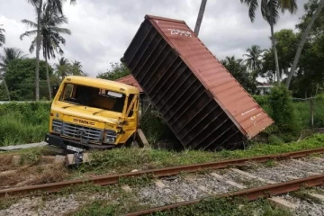 பாரவூர்தி - தொடருந்து மோதி பாரிய விபத்து..!