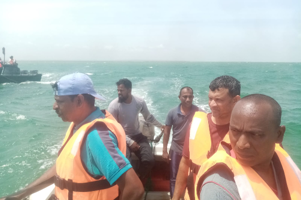 கற்பிட்டியில் கரையொதுங்கிய மிகப்பெரிய உயிரினம்...! | A 30 Foot Long Whale Washed Ashore In Puttalam