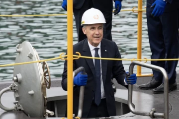 கனடா பிரதமர் தென் கொரிய நீர்மூழ்கிக் கப்பல் தொழிற்சாலைக்கு விஜயம்