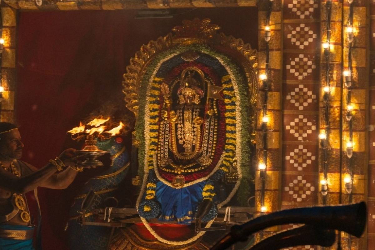 பூஞ்சப்பரத்தில் எழுந்தருளிய முருகப்பெருமான் ; நல்லூரில் 18ஆம் திருவிழா பக்தி பரவசத்துடன் நிறைவு | Lord Murugan Of Poonjapparam Flood Devotees Nallur