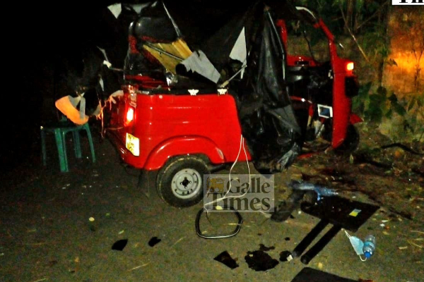 පුද්ගලයෙකුට මරු කැද වූ දරුණු රිය අනතුර (PHOTOS) | Accsidents In Galle