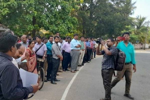 யாழில் வீதிக்கு இறங்கிய   பாடசாலை ஆசிரியர்கள் | School Teachers Take To The Streets In Jaffna