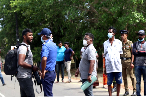 முல்லைத்தீவு பொலிஸாரால் அச்சுறுத்தப்பட்ட ஊடகவியலாளர் | Journalist Threatened By Mullaitivu Police