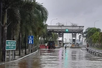 தெற்கு அதிவேக வீதியை மூடிய வெள்ளம்; கொழும்பு போக்குவரத்து பாதிப்பு!