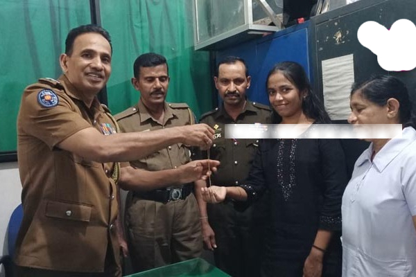 வவுனியா வைத்தியசாலையில் பொலிஸ் சர்ஜென்ட் செயலுக்கு குவியும் பாராட்டு! | Police Officer Took The Gold Chain Rightful Owner