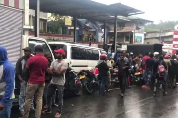 தீவிரமடையும் எரிபொருள் நெருக்கடி! எரிபொருள் நிரப்புநிலையங்களில் ஏற்படும் அமைதியின்மை(Photos)