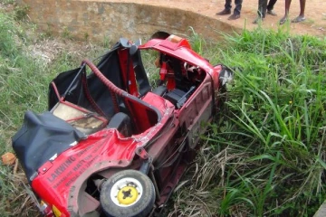 சாரதி பயிற்றுவிப்பு முச்சக்கரவண்டியுடன் மகிழுந்து மோதி விபத்து: இருவர் படுகாயம்