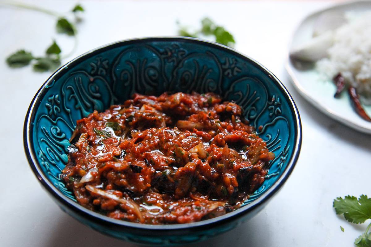 காரசாரமான சுவையில் தக்காளி போத்தா... பண்ணலாமா? | Simple Tomato Bhorta Recipe For Bachelors