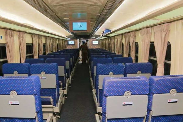 யாழ் தேவி புகையிரத்தத்திற்கு முண்டியடிக்கும் மக்கள்! | Jaffa Devi Train People Booking Fast