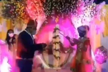 கொரோனாவில் நடந்த திருமணம்... தம்பதியினரின் வேற லெவல் ஐடியா! தீயாய் பரவும் காணொளி