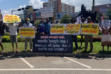 கொழும்பின் முக்கிய பகுதிகளில் ஒன்று திரண்டு  மக்கள் போராட்டம் (Video)