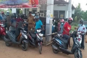 யாழில் எரிபொருளுக்காக மிக நீண்ட வரிசையில் மக்கள் (PHOTOS)