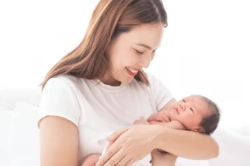 අලුත උපන් ඇතැම් බිළිඳියන්ගේ යෝනි රුධිර වහනයක් සිදු වන්නේ ඇයි?