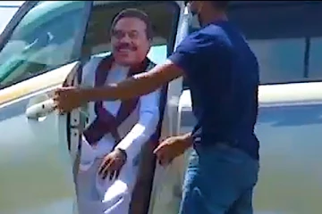 பிரதமர் மஹிந்தவின் தோற்றத்தில் வாகனத்தில் வந்திறங்கிய நபர்: விரட்டியடித்த பொது மக்கள்