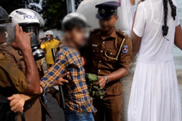 யாழில் பரீட்சை எழுதி விட்டு திரும்பிய மாணவிகளுடன் சேட்டை - மாணவன் மீது தலைக்கவச தாக்குதல்..!