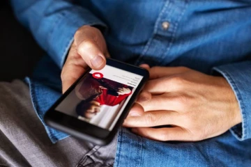 டேட்டிங் செயலில் இளம்பெண்ணை காதலித்த முதியவருக்கு நேர்ந்த அதிர்ச்சி!