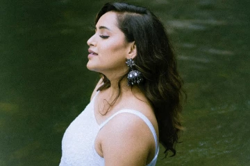 விஜய் டிவி ஜாக்குலீன் குளத்தில் எடுத்த போட்டோஷூட்