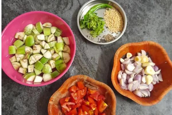 கத்தரிக்காய் வதக்கல் சட்னி செய்வது எப்படி? வெறும் 10 நிமிடம் போதும்.... ரிச் சுவையில் இனி ருசியுங்கள்! | Ennai Kathirikai Vathakal