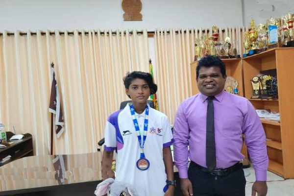 வவுனியாவிற்கு பெருமை சேர்ந்த மாணவியை பாராட்டிய அரசாங்க அதிபர்! | President Praised The Proud Student Of Vavuniya