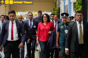 අගමැති හරිනි දිවයිනෙන් පිටව ගිහින් - හේතුව මෙන්න