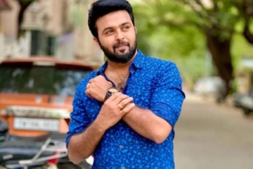 பாண்டியன் ஸ்டோர்ஸ் சீரியல் புகழ் ஜீவாவின் நிஜ ஹேர் ஸ்டைல் இதுதானா?- வைரலாகும் புகைப்படம்