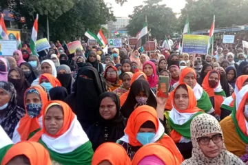 இந்தியாவில் வன்முறையாக மாறியுள்ள ஹிஜாப் சர்ச்சை! (Video)