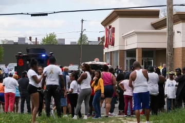 சூப்பர்மார்கெட்டில் இராணுவ சீருடையில் வந்த நபர் திடீர் துப்பாக்கிச்சூடு! 10 பேர் பலியான சோகம்