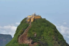 சிவனொளிபாதமலைக்கு புனித சின்னங்களை எடுத்து செல்லும் நிகழ்வு