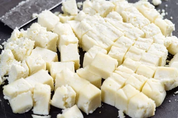 அதிகமா பன்னீர் சாப்பிட்டா இந்த பிரச்சினை எல்லாம் வருமாம்! உஷார்