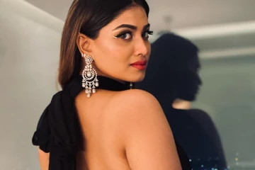 ஷிவானி நாராயணன் கருப்பு நிற உடையில் கிளாமர் போஸ்