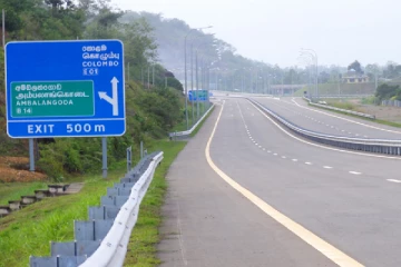 கடற்படை வீரரை தாக்கி தங்கச்சங்கிலியை பறித்த அடையாளம் தெரியாத நபர்கள்