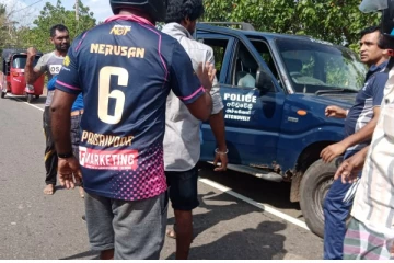 யாழில் வழிப்பறி கொள்ளையில் ஈடுபட்ட  இளைஞர்கள்: பொதுமக்களினால் நையப்புடைப்பு