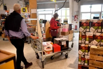 எங்கள் மதுபான விடுதி ஊழியர்கள் நன்றாக ஆங்கிலம் பேசுவார்கள்... பிரித்தானிய வாடிக்கையாளர்களை மீண்டும் கவர்ந்திழுக்க பிரான்ஸ் திட்டம்