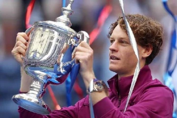அமெரிக்க ஓபன் தொடரில் முதன்முறையாக செம்பியன் பட்டம் வென்ற இத்தாலி வீரர்