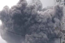 இந்தோனேசியாவில் வெடித்தது செமரு எரிமலை: 5 கி.மீ. உயரம் வரை பரவிய புகை!