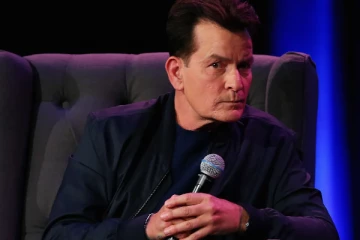 பிரபல ஹாலிவுட் நடிகர் சார்லி ஷீன் ஐ வீடு புகுந்து தாக்கிய பெண்