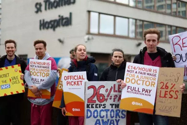பிரிட்டனில் மருத்துவர்களுக்கு சம்பள உயர்வு | Salary Hike For Doctors In Uk