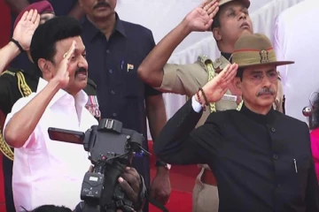 குடியரசு தினவிழா - தமிழக ஆளுநர் ஆர்.என்.ரவி தேசியக் கொடி ஏற்றினார்!