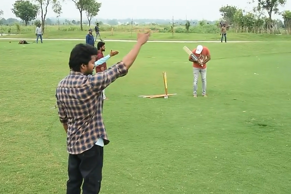 சிக்ஸு.. சிக்ஸு.. கிரிக்கெட் போட்டியில் டீமுக்காக சண்டை போட்ட விஜய் | Vijay Plays Cricket In Goat Sets சிக்ஸு.. சிக்ஸு.. கிரிக்கெட் போட்டியில் டீமுக்காக சண்டை போட்ட விஜய் | Vijay Plays Cricket In Goat Sets