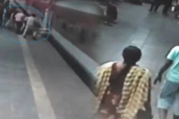 ரயிலில் ஏற முயன்ற பயணிக்கு நேர்ந்த விபரீதம் - உடனடியாக செயற்பட்ட பாதுகாப்பு உத்தியோகத்தரால் காப்பாற்றப்பட்ட உயிர்