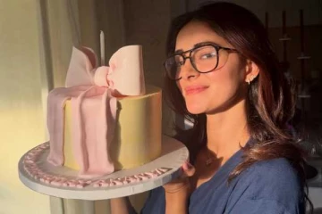 27 வது பர்த்டே... நடிகை அனன்யா பாண்டேவுடன் யார் யார் இருக்காங்க பாருங்க...